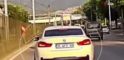 Trafik kurallarını hi&ccedil;e sayarak makas atan maganda kamerada