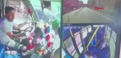 ''Ben s&uuml;r&uuml;yorum, sen keyfine bak&rdquo; dedikten saniyeler sonra minib&uuml;s&uuml;yle yayaya &ccedil;arptı