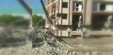 Elazığ&rsquo;da ağır hasarlı bina saniyeler i&ccedil;inde yıkıldı