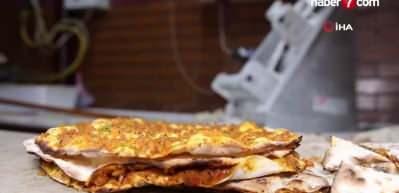 Elazığlı gen&ccedil; 15 lahmacunu tek oturuşta yiyor