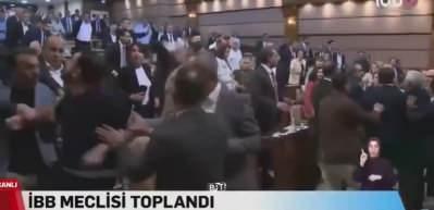 İBB Meclisi'nde kavga! AK Parti ve CHP grupları yaka paça birbirine girdi!