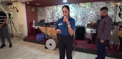 Polis memuru Suriyelilerin düğününde sahneye çıktı mikrofonu aldı ve...
