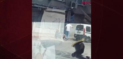 Sokak ortasında annesi darp etti! Çevredekiler izledi