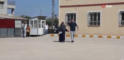 YKS'ye el ele girdiler: Hamile eşiyle aynı okulda sınava girdi