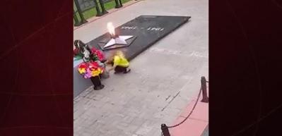 8 yaşındaki bir çocuk, Rusya'nın merkezindeki "Ebedi Alev" anıtına su dökerek yanan ateşi söndürdü