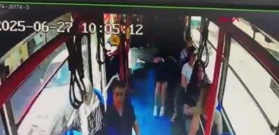 Adana'daki bir halk otobüsünde emekli hakimden telefonlu taciz iddiası