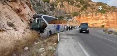 Antalya'da kontrolden çıkan yolcu otobüsü kayalıklara çarptı