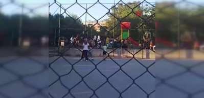Çocuklarının kavgasına aileler de dahil olunca parkta anneler saç saça baş başa kavga etti