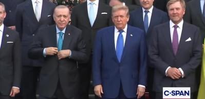 Lahey'deki zirveye damga vuran anlar! Erdoğan ve Trump'ın tokalaştı