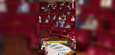 Fransa dünyaya rezil oldu! Başbakanın kafasına düştü! Oturuma ara verildi