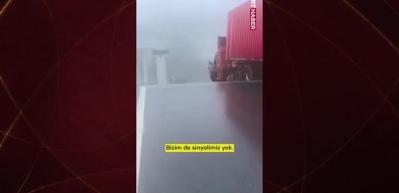 Köprüde asılı kalan kamyon görenleri korkuttu!