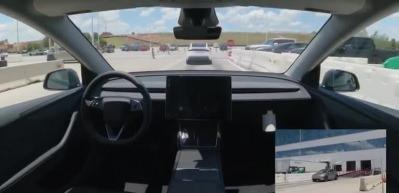 Tesla otomobili fabrikadan sahibinin evine kendi başına gitti