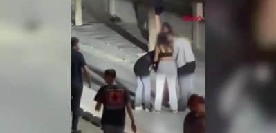 Manisa'da genç kızların sokak ortasındaki kavgası kamerada