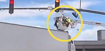 Sepetli vinç üzerindeyken kamyon çarptı! Feci kaza sosyal medyayı ikiye böldü