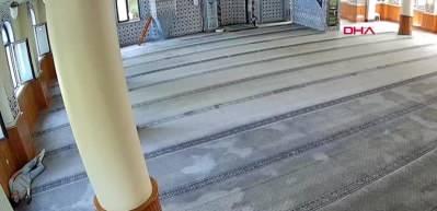 Sultangazi'de camide uyudu, cep telefonu çalındı; hırsızlık anı kamerada