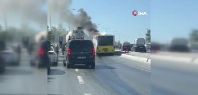 Sultangazi'de İETT otobüsü motor yangını… Beton mikserinden sürekli su yardımıyla söndürüldü
