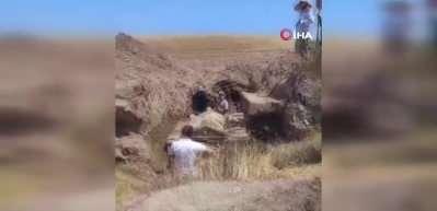 Tarlayı kazarak buldukları lahdi bırakıp kaçtılar