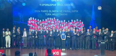 Ülke TV 9. Spor&Spor Ödül Gecesi'nde Halter Federasyonu Başkanı ve sporcuları ödüllerini aldı