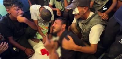 Yardım beklerken İsrail'in saldırısında yaşamını yitirenler son yolculuklarına uğurlandı.
