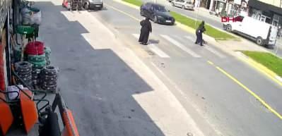  Yaya geçidinden geçen kadına otomobil çarptı; kaza kamerada