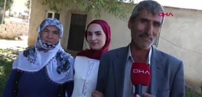 YKS &ccedil;ıkışında duygulandıran anlar: Muşlu baba kızını &ccedil;i&ccedil;ekle karşıladı, g&ouml;r&uuml;nt&uuml;ler milyonlara ulaştı