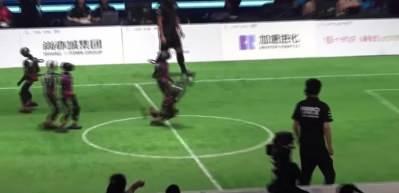 Robotların futbolu izleyenleri güldürdü