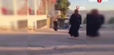Sokak ortasında eşini darbetti!