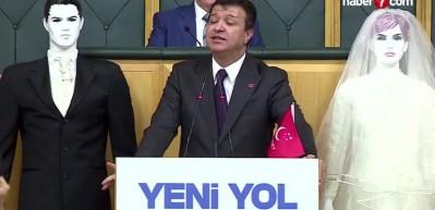 Mahmut Arıkan Meclis'te k&uuml;rs&uuml;ye gelin ve damat mankeniyle &ccedil;ıktı!