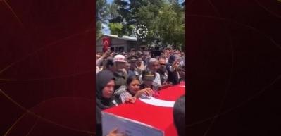Şehidin k&uuml;&ccedil;&uuml;k kızındann babasına "Bunları sana topladım baba, nereye gittin? s&ouml;zleri y&uuml;rekleri yaktı 