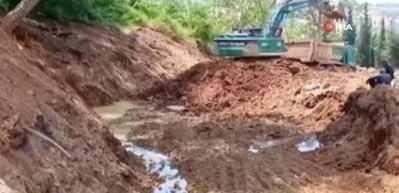 Son 65 yılın en kurak yılının yaşandığı kentte depremle kuruyan kuyudan &ccedil;ıkan suyu sevin&ccedil;le karşıladılar