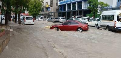 Başkentte sağanak ve fırtına hayatı olumsuz etkiledi 