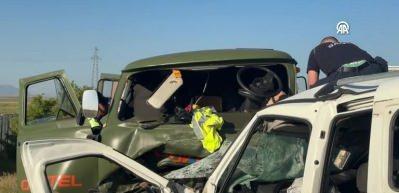 Hafif ticari ara&ccedil; ile minib&uuml;s &ccedil;arpıştı, 2 kişi &ouml;ld&uuml;, 6 kişi yaralandı