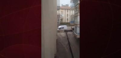 Sel suları evin duvarını patlattı!