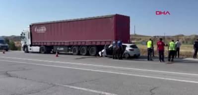 Sivas&rsquo;ta otomobil park halindeki TIR&rsquo;a &ccedil;arptı: 3 yaşındaki &ccedil;ocuk hayatını kaybetti