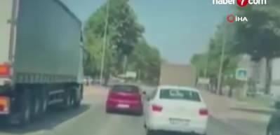 Tırın kör noktasında kalan otomobil, kullanılmaz hale geldi