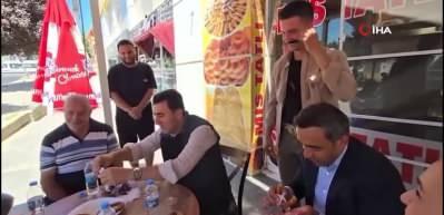 Tunceli Valisi Aygöl'den çiğ köfte vermeyi unuttuğu korumasına tatlı ikramı