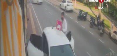 Yol ortasında malzeme indiriyordu, ölümden kıl payı kurtuldu!