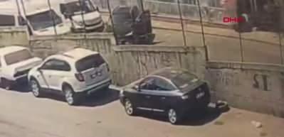 Esenyurt'ta 'sinyal verme' kavga: Tek yumrukla bayıltıp ka&ccedil;tı