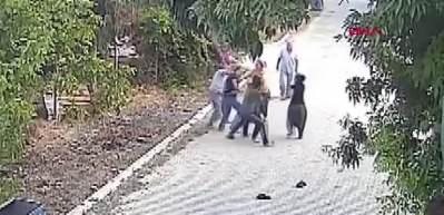Bir oğlunu &ouml;ld&uuml;r&uuml;p, diğerini ağır yaraladı: Silahla vurup yerde tekmelemiş