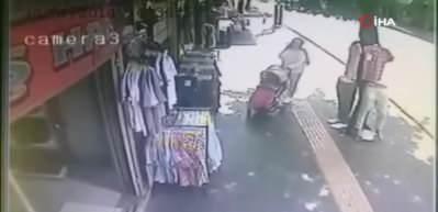 Dikkatsiz annenin unuttuğu bebek, arabası ile birlikte kaldırımdan aşağı düştü