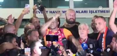 Galatasaray dünyanın konuştuğu transferi gerçekleştirdi
