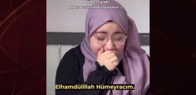 Gen&ccedil; kızdan babasına kalplere dokunan hafızlık m&uuml;jdesi herkesi duygulandırdı