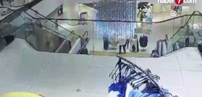  İngiliz komedyen, Şişli'de mağazadan kıyafet &ccedil;aldığı iddiasıyla yakalandı