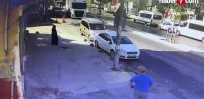 Sultanbeyli'de yokuş aşağı kayan tır, park halindeki 5 araca çarptı