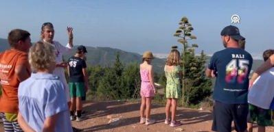 30 yıl sonra a&ccedil;an &ccedil;i&ccedil;eği g&ouml;rmek isteyen turistler b&ouml;lgeye akın etti