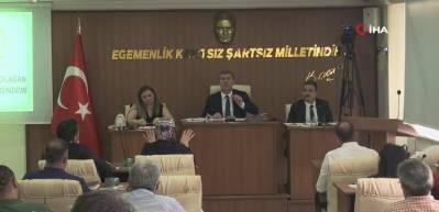 Burdur belediye meclisinde gergin anlar: AK Partili kadın üyeye skandal hareket!