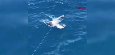 &Ccedil;anakkale'de balık&ccedil;ıların oltasına 6 metrelik k&ouml;pek balığı takıldı