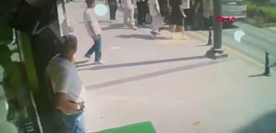 Kağıthane'de yolu kapatan nakliyeciye esnaftan meydan dayağı; o anlar kamerada