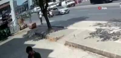 Avcılar'da trafikte yol verme kavgası: Tek yumrukla yere yığıldı
