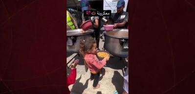Gazze'de bir tas yemeğe kavuşan küçük kızın sevinci